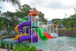 3 piscinas al aire libre, tumbonas