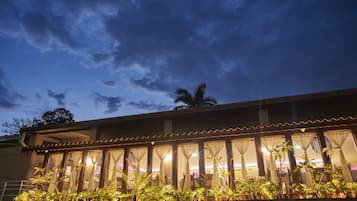 2 restaurantes, se sirve desayuno