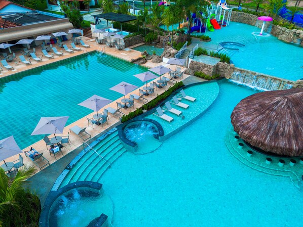 3 piscines extérieures, chaises longues