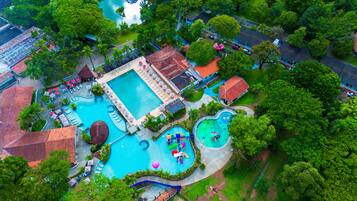 3 albercas al aire libre y camastros