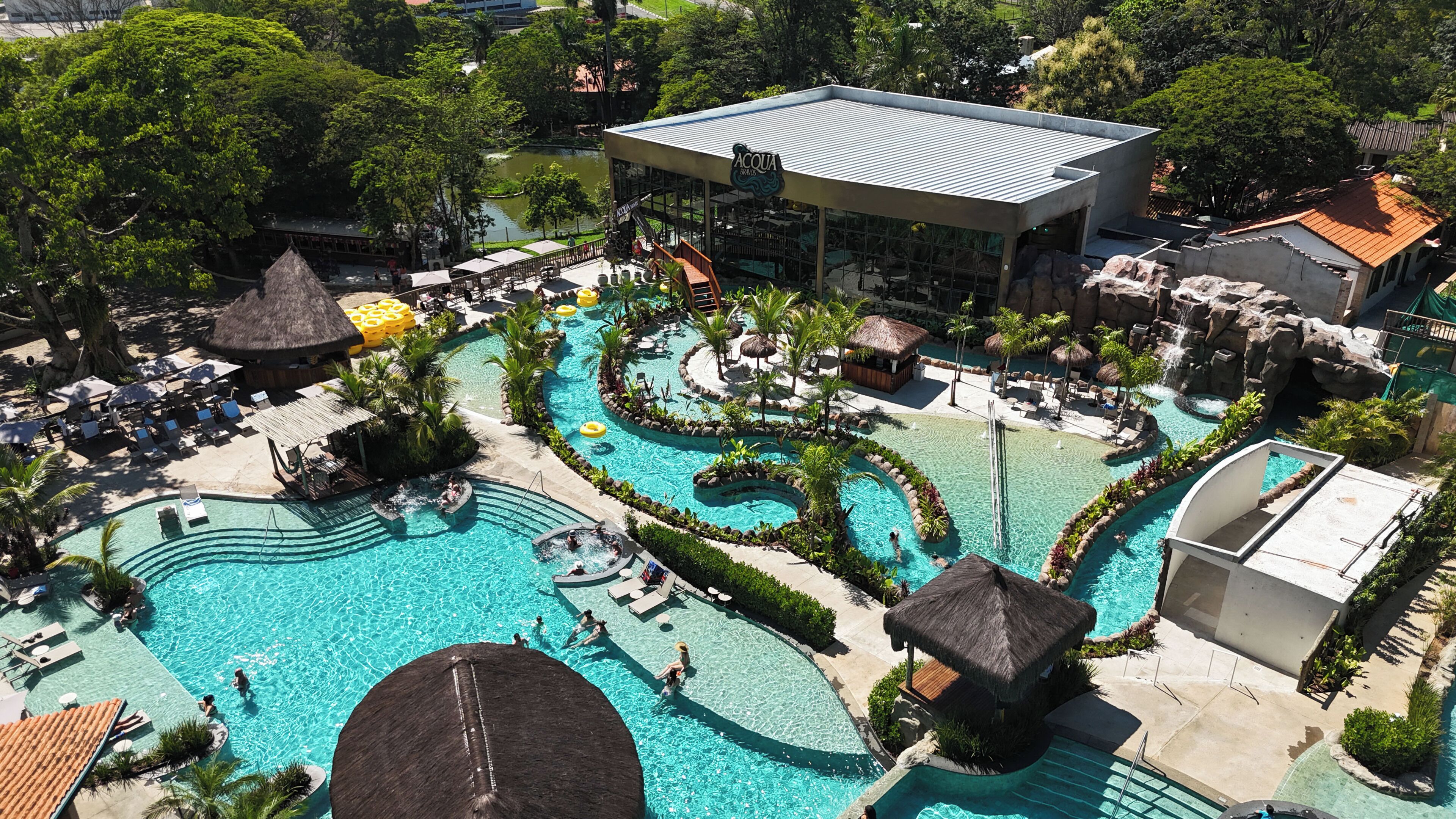 3 座室外游泳池，提供日光浴躺椅