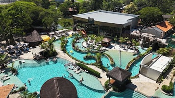 3 座室外游泳池,提供日光浴躺椅