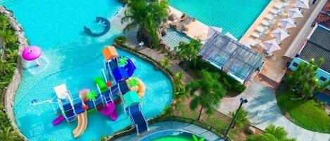3 piscines extérieures, chaises longues