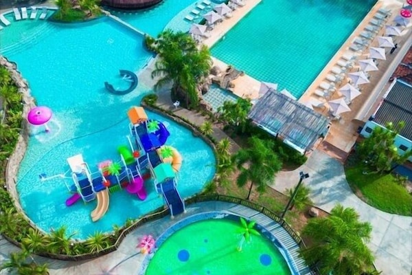 3 piscinas externas, espreguiçadeiras