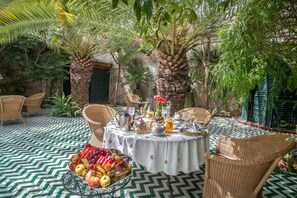 供应午餐和晚餐，摩洛哥菜