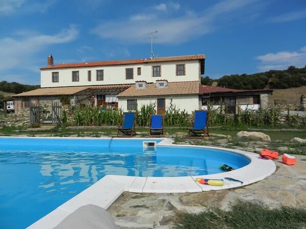 Piscine extérieure (ouverte en saison), parasols de plage