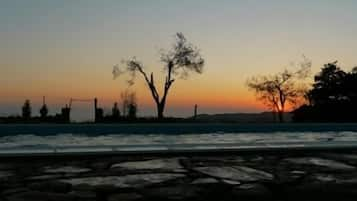 Piscina stagionale all'aperto, ombrelloni da piscina, lettini