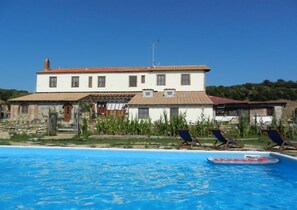 Außenpool (je nach Saison geöffnet), Sonnenschirme, Liegestühle