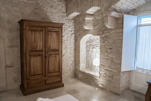 办公桌、免费 WiFi、床单