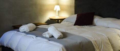 Double Room | Desk, free WiFi, bed sheets