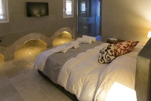 Escritorio, wifi gratis y ropa de cama 