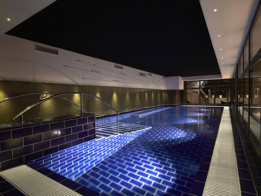 Una piscina cubierta