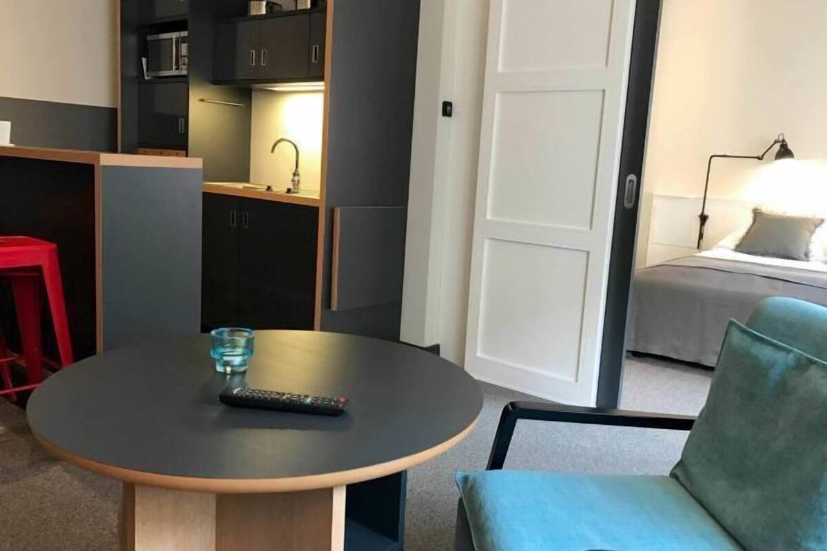 Ropa de cama de alta calidad, escritorio, wifi gratis y ropa de cama