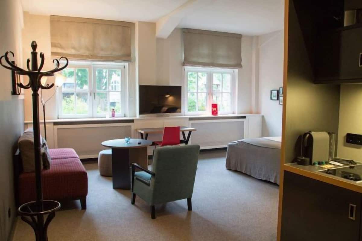 1 Schlafzimmer, hochwertige Bettwaren, Schreibtisch, kostenloses WLAN