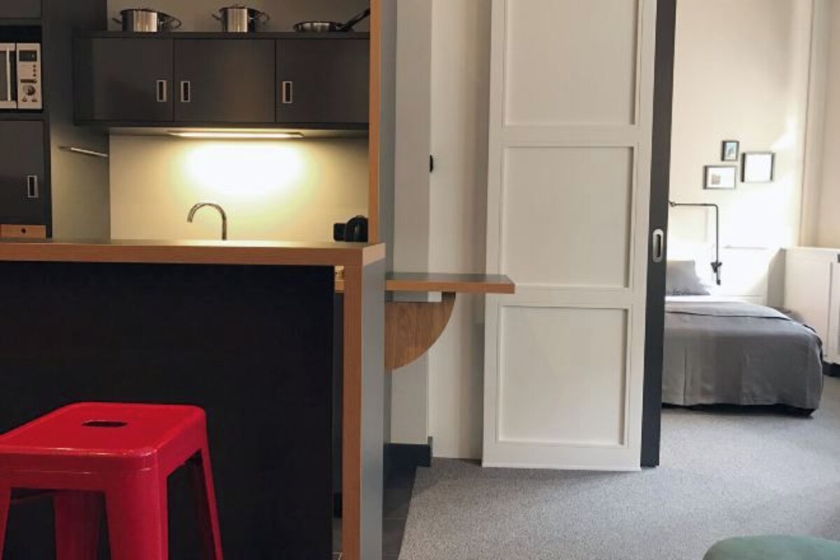 Premium bedding, desk, WiFi (free), bed sheets