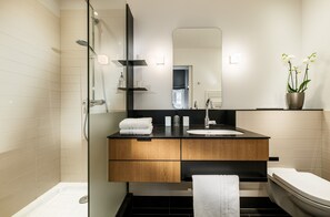Classic Apartment | Bathroom