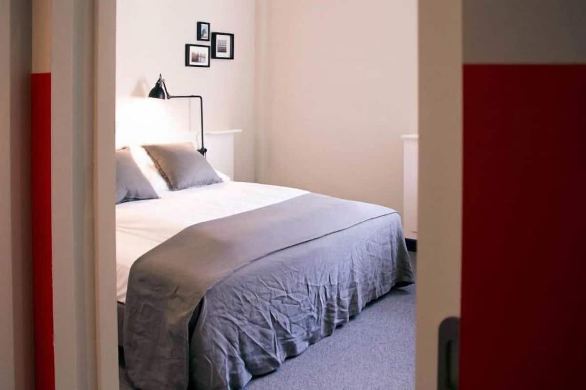 Ropa de cama de alta calidad, escritorio, wifi gratis y ropa de cama