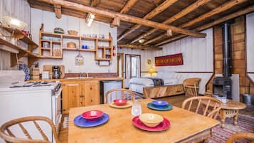 Traditional Cabin, 1 Queen Bed with Sofa bed (Aldous Huxley) | In-room dining