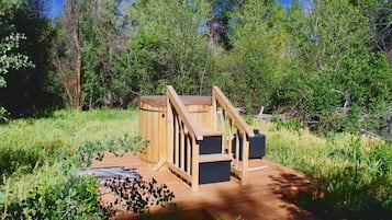 Traditional Cottage, 2 Bedrooms (Artist's Retreat) | Rollaway beds, free WiFi, bed sheets