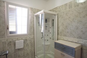 Family Townhome, 2 Bedrooms (5pax) | Bathroom | Free toiletries, hair dryer, bidet, towels - B&B Alloggio in Villa Cristina (Gallipoli)