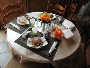 Daily cooked-to-order breakfast (EUR 6 per person)