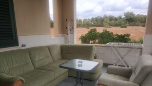 Rom – deluxe, 2 soverom, terrasse | Sengetøy av topp kvalitet, lydisolert og wi-fi (inkludert)