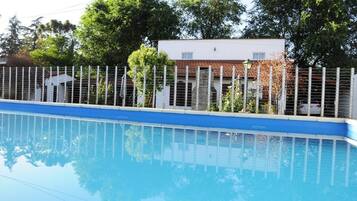 Una piscina techada, una piscina al aire libre