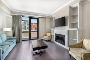 Habitación presidencial, 2 habitaciones, cocina | Área de sala de estar | Televisión LCD de 50 pulgadas con canales por cable