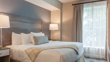 1 غرفة نوم وأغطية فراش متميزة ومساحة عمل للكمبيوتر المحمول ومكواة/لوح كي