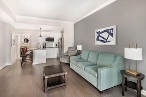 A modern living room with a sofa, coffee table, and a lamp. - Hilton Vacation Club King 583 Charleston (Charleston)