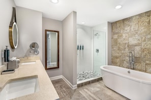 Habitación presidencial, 2 habitaciones, cocina | Baño | Regadera, amenidades de baño gratuitas, secadora de cabello, toallas