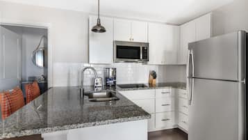 1 Bedroom 1 King Deluxe Suite with Sofabed | Private kitchen | Coffee/tea maker, fridge, microwave, dishwasher