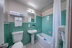 One Bedroom Apartment Two Full Beds | Baño | Regadera, amenidades de baño gratuitas, secadora de cabello, toallas