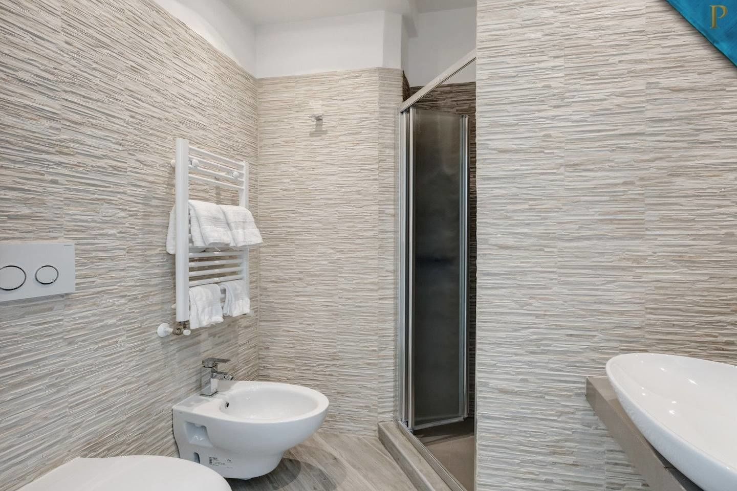 Deluxe-Doppelzimmer | Badezimmer | Dusche, Regendusche, kostenlose Toilettenartikel, Haartrockner