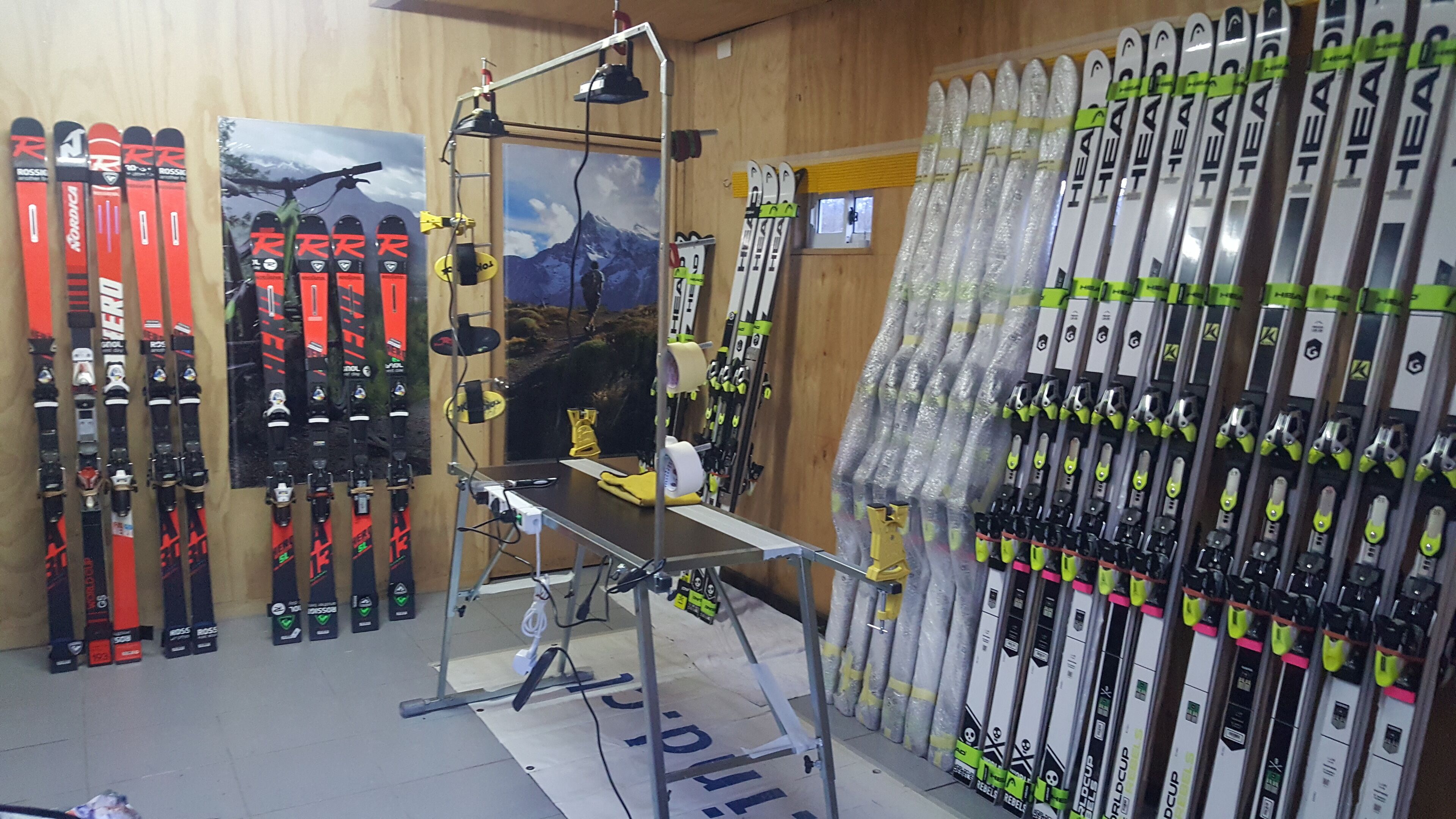 Ein Skiverleih mit Reihen von Skiern und Skistöcken.