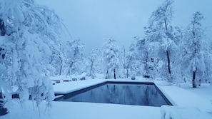 Una piscina al aire libre de temporada