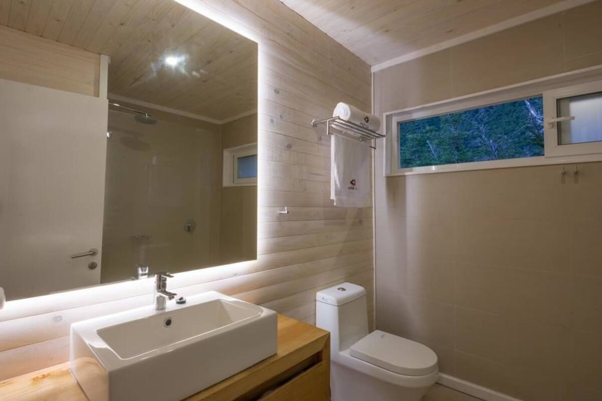 Premier Bungalow | Bathroom | Shower, free toiletries, hair dryer, towels