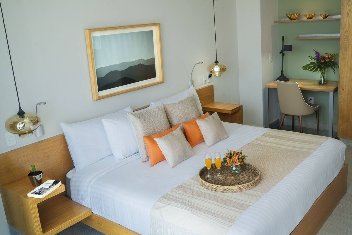 Suite familiar, 1 habitación, cocina, vistas a la ciudad | 1 dormitorio, ropa de cama de alta calidad, caja fuerte