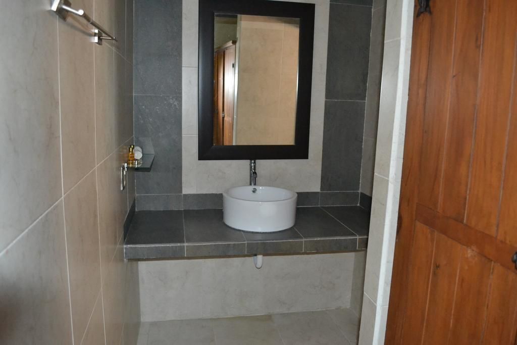 Amenidades de baño gratuitas, secadora de cabello, toallas 