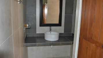 Amenidades de baño gratuitas, secadora de cabello, toallas