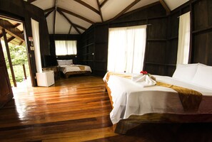 Shower, towels - Manuel Antonio Hostel Resort (Quepos)