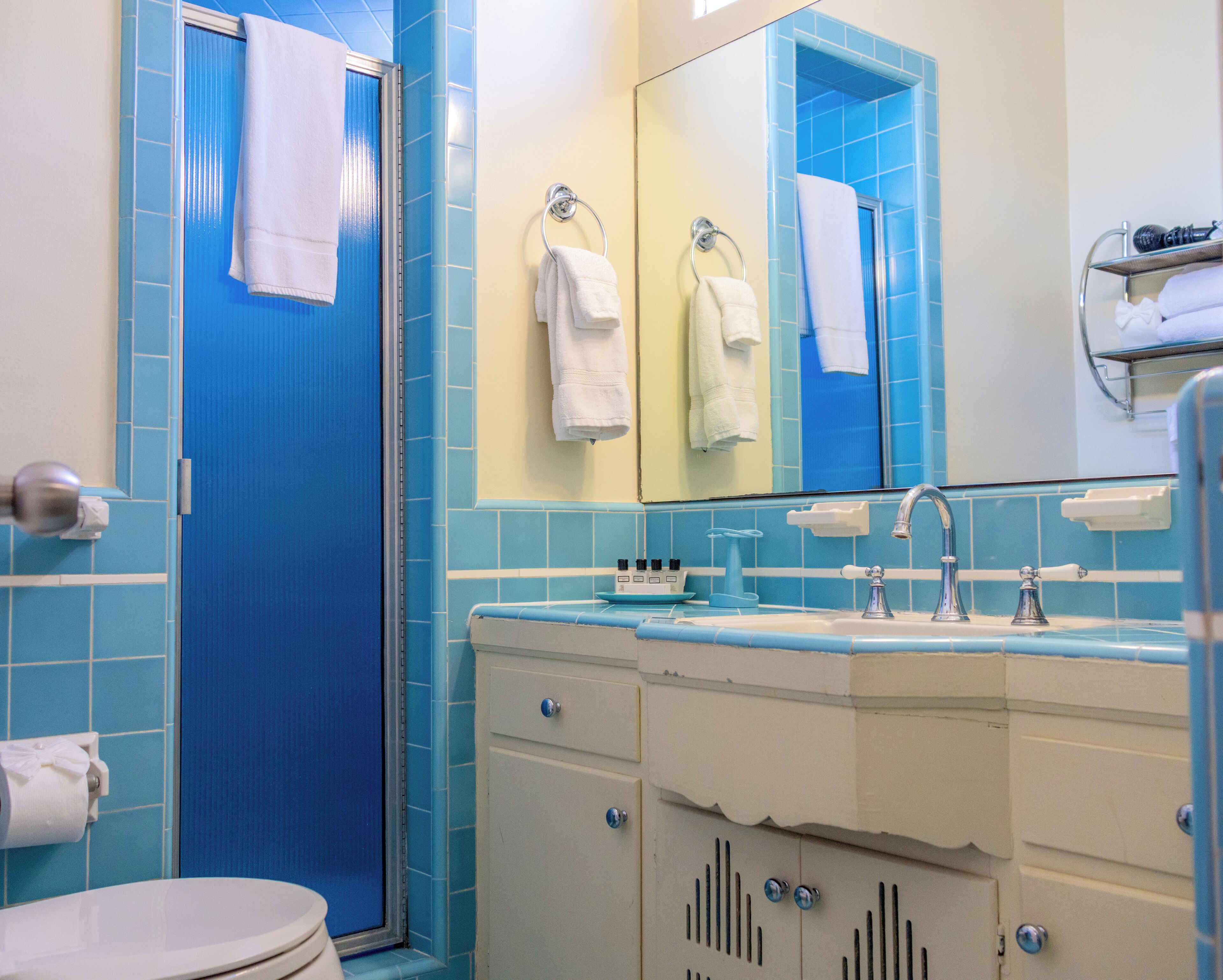 Habitación, 1 cama King size, junto a la alberca | Baño | Regadera, amenidades de baño gratuitas, secadora de cabello, batas 