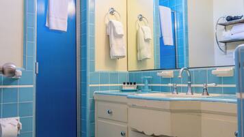 Habitación, 1 cama King size, junto a la alberca | Baño | Regadera, amenidades de baño gratuitas, secadora de cabello, batas