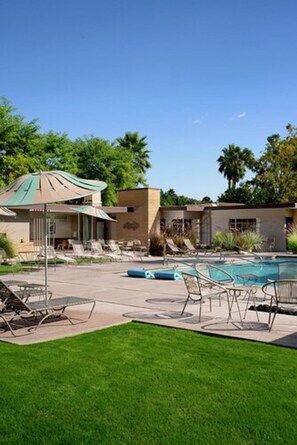 สระว่ายน้ำกลางแจ้ง