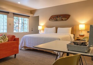 Premium bedding, pillow-top beds, in-room safe, individually decorated - The Hideaway 21 and Over (Palm Springs)