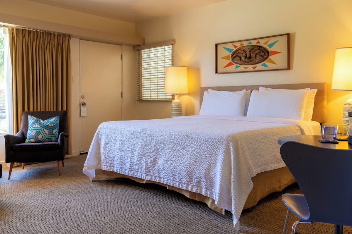 客房, 1 張特大雙人床, 池畔 | 高級寢具、舒適加層、客房內保險箱、獨特裝潢