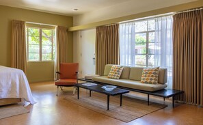 Suite, ved basseng | Sengetøy av topp kvalitet, senger med overmadrass og safe på rommet