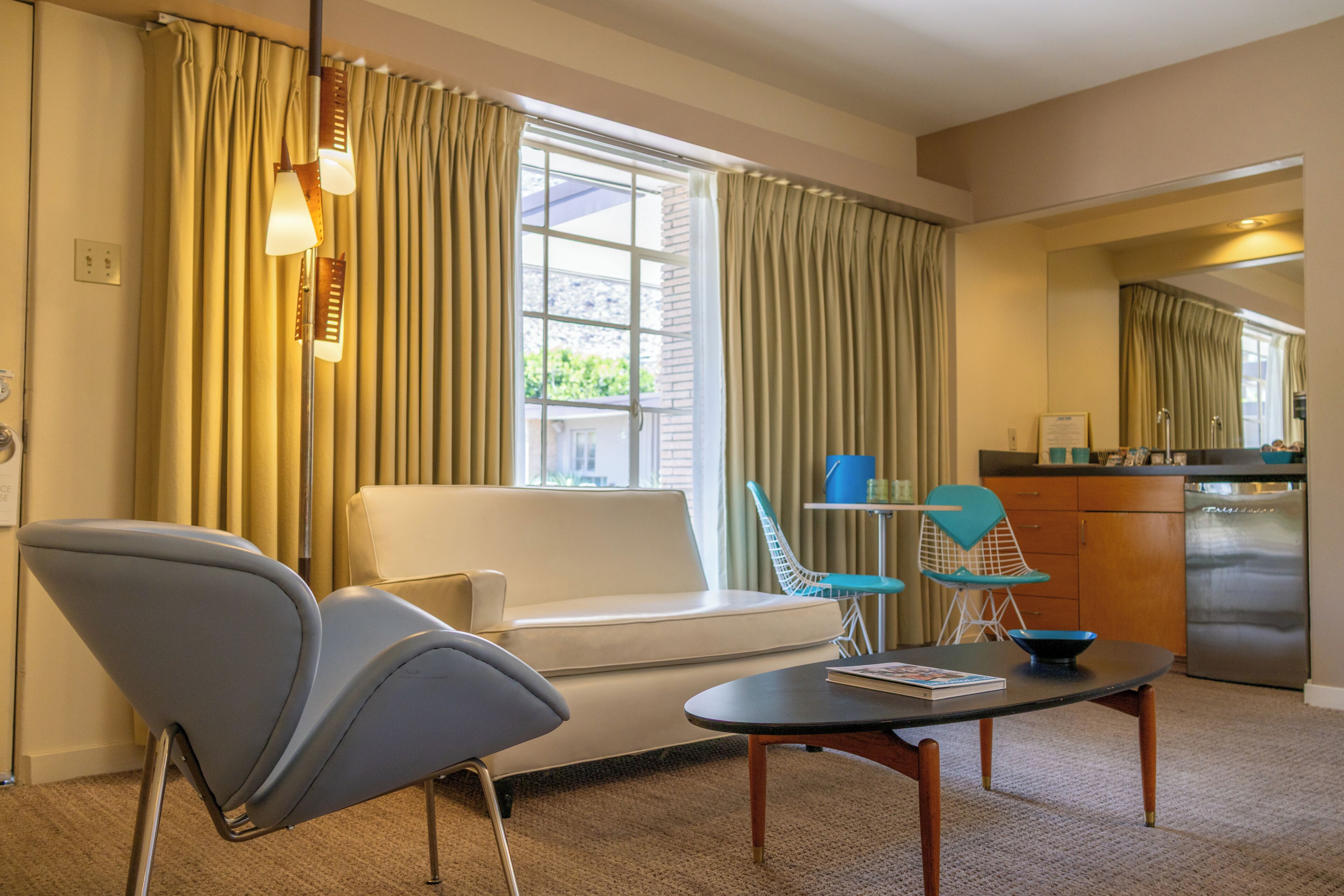 ห้องพัก, เตียงคิงไซส์ 1 เตียง, ริมสระว่ายน้ำ | บริเวณนั่งเล่น | ทีวีจอแบน