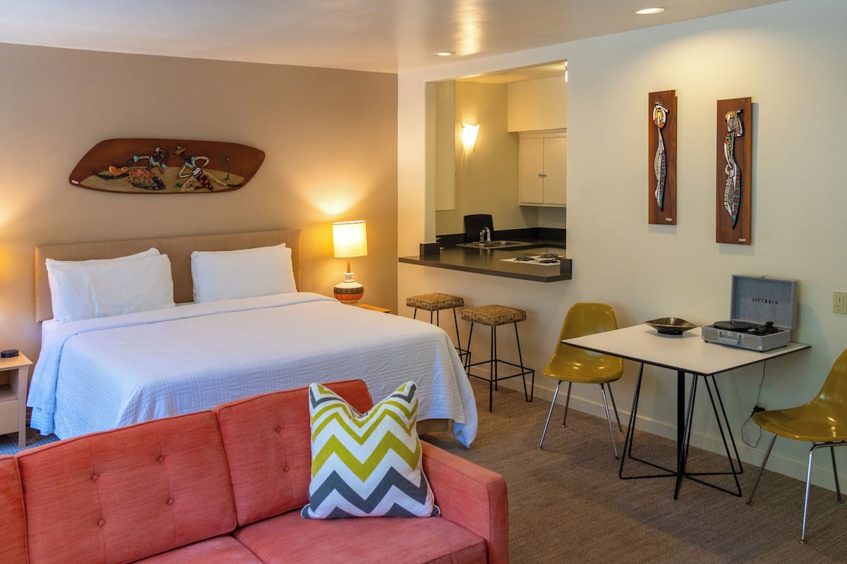 奢華套房, 池畔 | 高級寢具、舒適加層、客房內保險箱、獨特裝潢