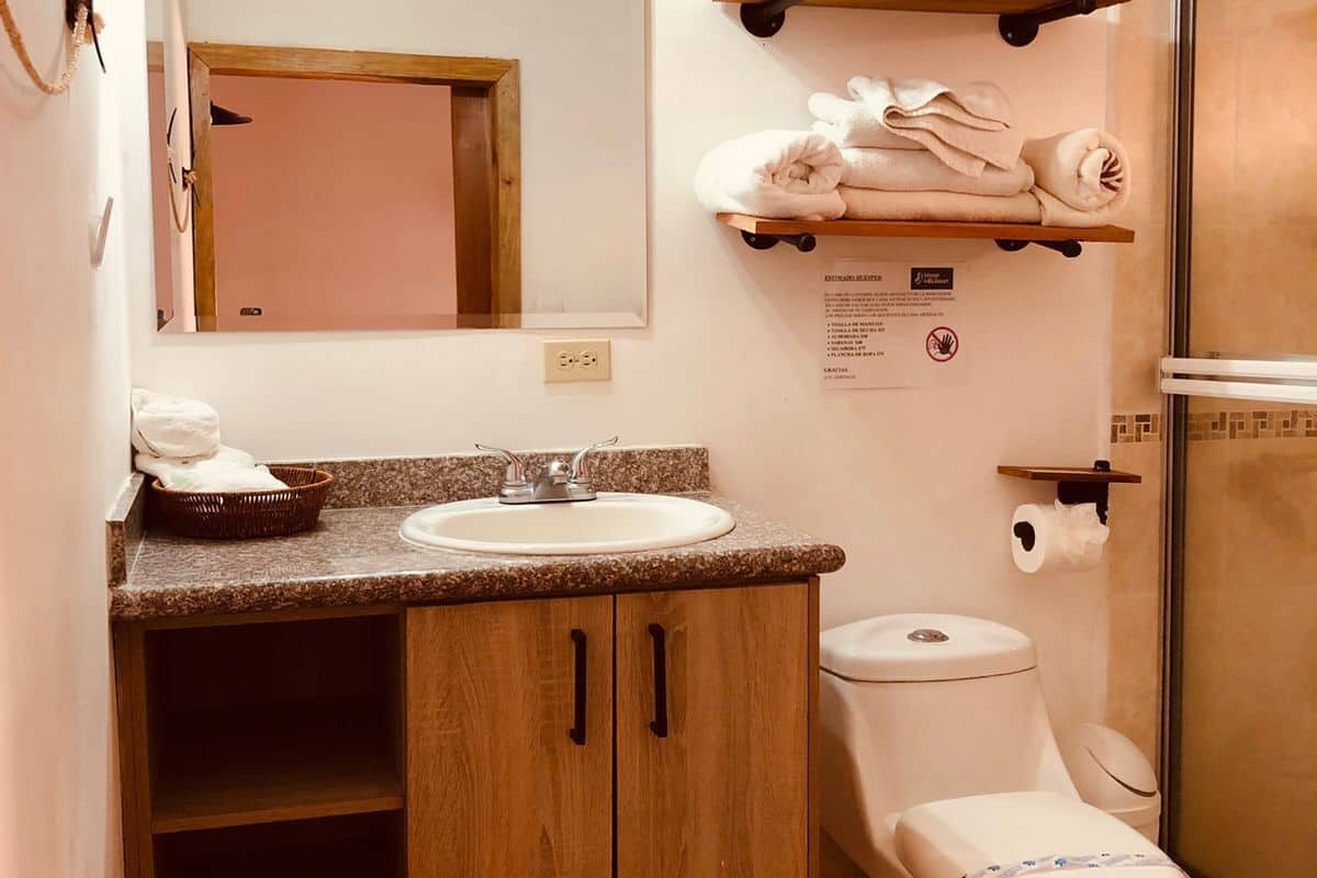 standard double room, courtyard view, poolside | bathroom | shower, free toiletries, hair dryer